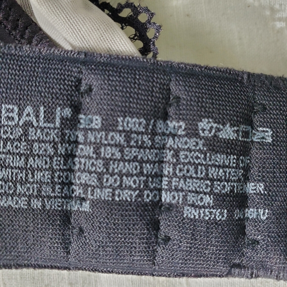 Bali Lacey Black Smoothing Shaping Underwire Bra Size 38B New with Tags - Picture 5 of 5